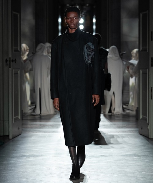 Juha(ユハ)の「STAND COLLAR COAT(チェスターコート・メンズ・ブラック/パープル・3/4)」の3枚目の写真