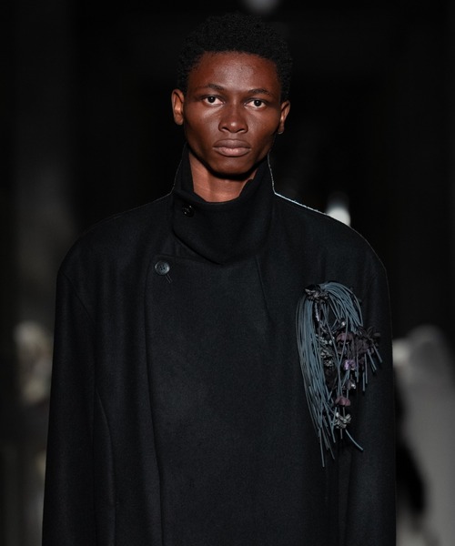 Juha(ユハ)の「STAND COLLAR COAT(チェスターコート・メンズ・ブラック/パープル・3/4)」の11枚目の写真