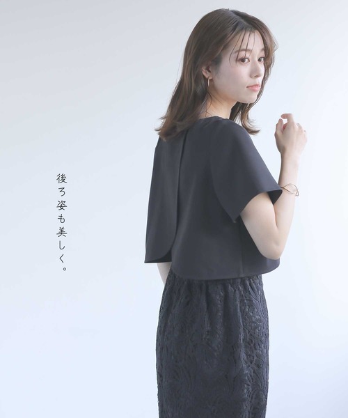 WHITE JOOLA（ホワイトジョーラ）の「骨格を問わずにスタイルアップして見える魔法のブラウス♪【洗濯機OK＆2wayストレッチ】WEB限定！ダブルぷりっとクロス・クロップド丈チューリップブラウス（シャツ/ブラウス・レディース・ブラック/ネイビー/オフホワイト・L/M/S）」の12枚目の写真