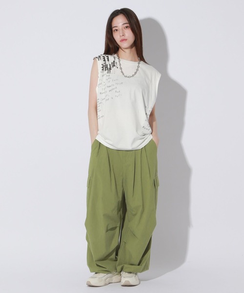 Anui(アニュイ)の「【UNISEX】ランダムロゴノースリーブTシャツ(Tシャツ/カットソー・レディース・オフホワイト/チャコールグレー・MEDIUM)」の4枚目の写真