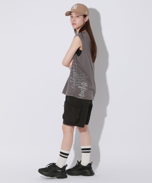 Anui(アニュイ)の「【UNISEX】ランダムロゴノースリーブTシャツ(Tシャツ/カットソー・レディース・オフホワイト/チャコールグレー・MEDIUM)」の16枚目の写真