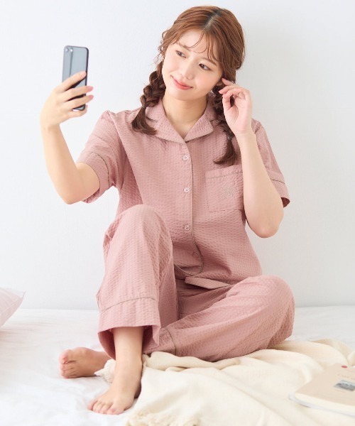 tutuanna（チュチュアンナ）の「[とにかくさらっと涼しい]ロゴ前開き無地サッカー半袖パジャマ（ルームウェア/パジャマ・レディース・ピンク/オフホワイト/ネイビー/サックスブルー/ライトグレー系/ラベンダー/スモークピンク/ベージュ/モカ・M/S/L）」の9枚目の写真