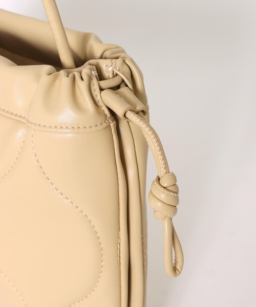 Jines（ジネス）の「キルティング巾着BAG【LE VERNIS/ル ベルニ】（ショルダーバッグ・レディース・ベージュ/ブラック・フリー）」の18枚目の写真