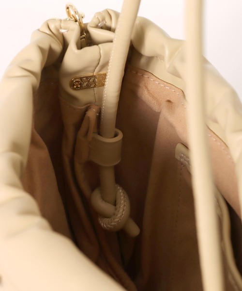 Jines（ジネス）の「キルティング巾着BAG【LE VERNIS/ル ベルニ】（ショルダーバッグ・レディース・ベージュ/ブラック・フリー）」の16枚目の写真