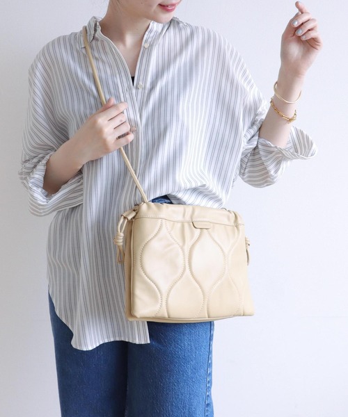 Jines（ジネス）の「キルティング巾着BAG【LE VERNIS/ル ベルニ】（ショルダーバッグ・レディース・ベージュ/ブラック・フリー）」の3枚目の写真