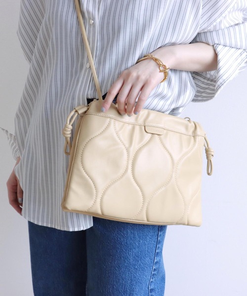 Jines（ジネス）の「キルティング巾着BAG【LE VERNIS/ル ベルニ】（ショルダーバッグ・レディース・ベージュ/ブラック・フリー）」の4枚目の写真