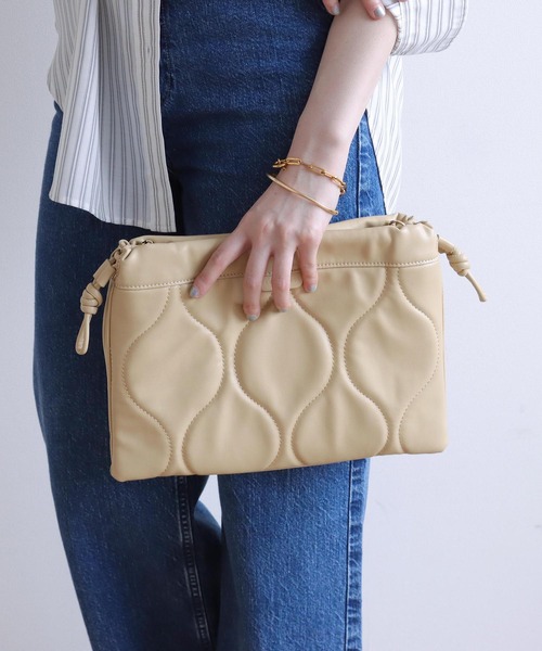 Jines（ジネス）の「キルティング巾着BAG【LE VERNIS/ル ベルニ】（ショルダーバッグ・レディース・ベージュ/ブラック・フリー）」の5枚目の写真