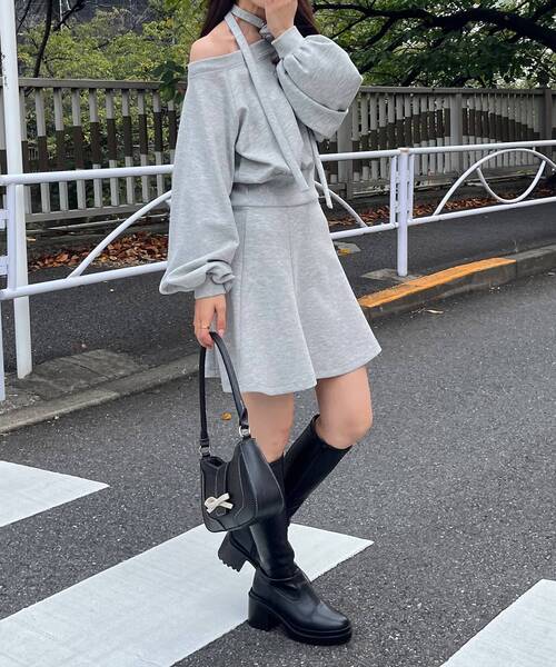 MAJESTIC LEGON（マジェスティックレゴン）の「フラワーチョーカー付きスウェットワンピ（ワンピース・レディース・アイボリー/ブラック/グレー・MEDIUM）」の3枚目の写真