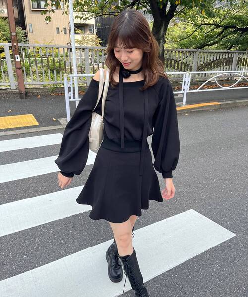 MAJESTIC LEGON（マジェスティックレゴン）の「フラワーチョーカー付きスウェットワンピ（ワンピース・レディース・アイボリー/ブラック/グレー・MEDIUM）」の2枚目の写真