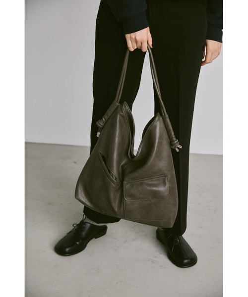 un/neu（アンノイ）の「アウトポケットドロストハンドルバッグ / A4サイズ、14インチPC対応（ショルダーバッグ・レディース・ブラック/アイボリー/カーキ/ブラウン・FREE）」の15枚目の写真