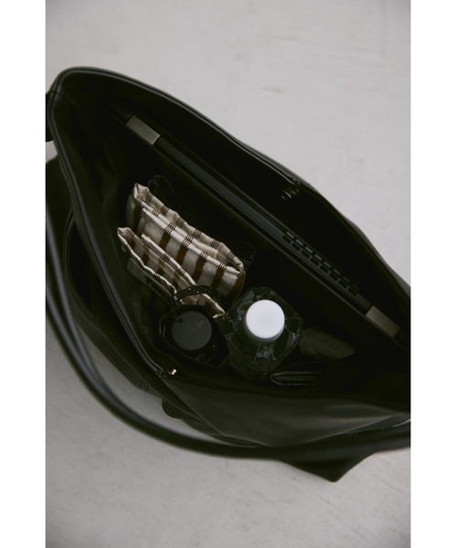 un/neu（アンノイ）の「アウトポケットドロストハンドルバッグ / A4サイズ、14インチPC対応（ショルダーバッグ・レディース・ブラック/アイボリー/カーキ/ブラウン・FREE）」の6枚目の写真