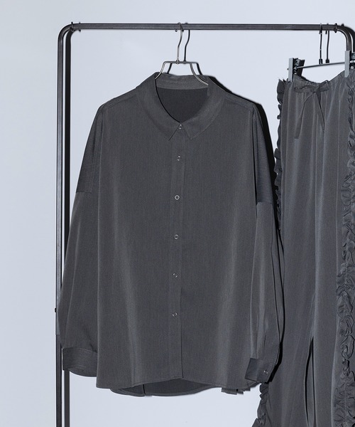 MAISON BREEZE reveur（メゾンブリーズレヴール）の「【MAISON BREEZE reveur】バックシャーリングシャツ 244027（シャツ/ブラウス・レディース・ベージュ/チャコールグレー・FREE）」の7枚目の写真