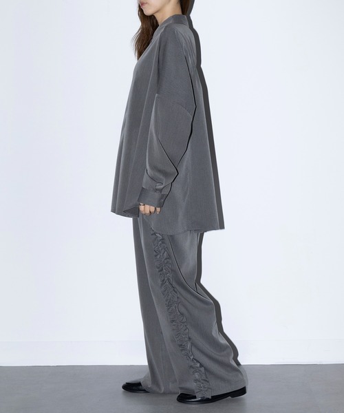MAISON BREEZE reveur（メゾンブリーズレヴール）の「【MAISON BREEZE reveur】バックシャーリングシャツ 244027（シャツ/ブラウス・レディース・ベージュ/チャコールグレー・FREE）」の16枚目の写真