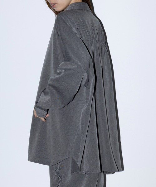 MAISON BREEZE reveur（メゾンブリーズレヴール）の「【MAISON BREEZE reveur】バックシャーリングシャツ 244027（シャツ/ブラウス・レディース・ベージュ/チャコールグレー・FREE）」の18枚目の写真