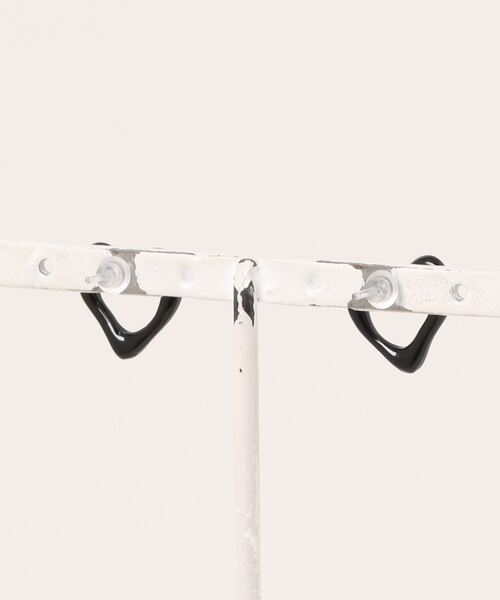 FOREVER 21（フォーエバー トゥエンティーワン）の「ハート樹脂ピアス（ピアス（両耳用）・レディース・ゴールド/ブラック/シルバー・FREE）」の6枚目の写真