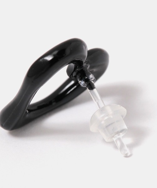 FOREVER 21（フォーエバー トゥエンティーワン）の「ハート樹脂ピアス（ピアス（両耳用）・レディース・ゴールド/ブラック/シルバー・FREE）」の5枚目の写真