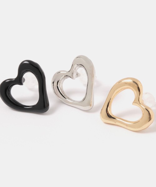 FOREVER 21（フォーエバー トゥエンティーワン）の「ハート樹脂ピアス（ピアス（両耳用）・レディース・ゴールド/ブラック/シルバー・FREE）」の4枚目の写真