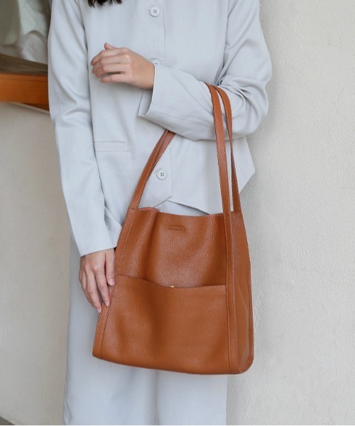NiiNa(ニーナ)の「【NiiNa】【高品質牛革】ソフトレザースクエアショルダーバッグ(ショルダーバッグ・レディース・ブラウン/グレイッシュベージュ/ブラック・FREE)」の5枚目の写真