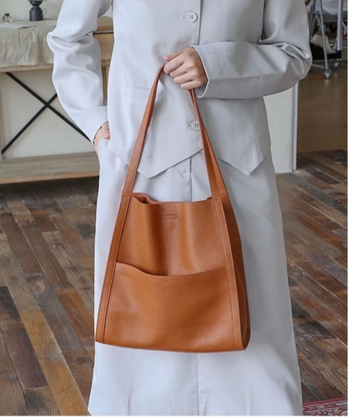 NiiNa(ニーナ)の「【NiiNa】【高品質牛革】ソフトレザースクエアショルダーバッグ(ショルダーバッグ・レディース・ブラウン/グレイッシュベージュ/ブラック・FREE)」の7枚目の写真
