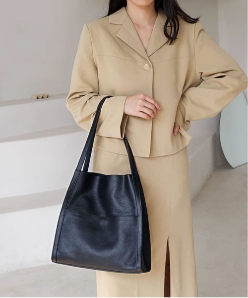 NiiNa(ニーナ)の「【NiiNa】【高品質牛革】ソフトレザースクエアショルダーバッグ(ショルダーバッグ・レディース・ブラウン/グレイッシュベージュ/ブラック・FREE)」の9枚目の写真