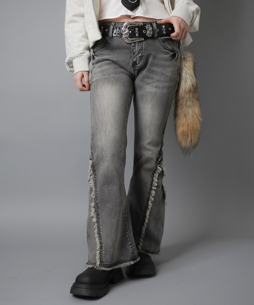 SPINNS(スピンズ)の「≪リバイバルギャルパンツ≫"美脚効果マシマシフリンジ"デニムフレアパンツ/3サイズ展開(デニムパンツ・レディース・ブルー/ブラック/ネイビー・XS/M/S)」の2枚目の写真