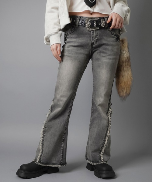 SPINNS(スピンズ)の「≪リバイバルギャルパンツ≫"美脚効果マシマシフリンジ"デニムフレアパンツ/3サイズ展開(デニムパンツ・レディース・ブルー/ブラック/ネイビー・XS/M/S)」の11枚目の写真