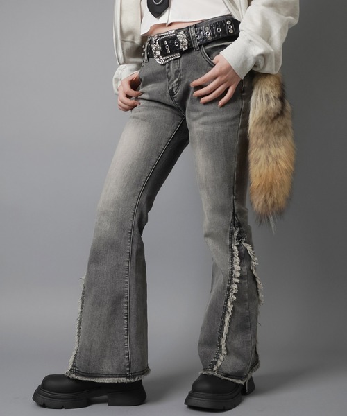 SPINNS(スピンズ)の「≪リバイバルギャルパンツ≫"美脚効果マシマシフリンジ"デニムフレアパンツ/3サイズ展開(デニムパンツ・レディース・ブルー/ブラック/ネイビー・XS/M/S)」の12枚目の写真