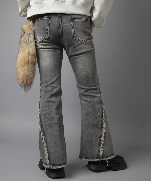 SPINNS(スピンズ)の「≪リバイバルギャルパンツ≫"美脚効果マシマシフリンジ"デニムフレアパンツ/3サイズ展開(デニムパンツ・レディース・ブルー/ブラック/ネイビー・XS/M/S)」の13枚目の写真