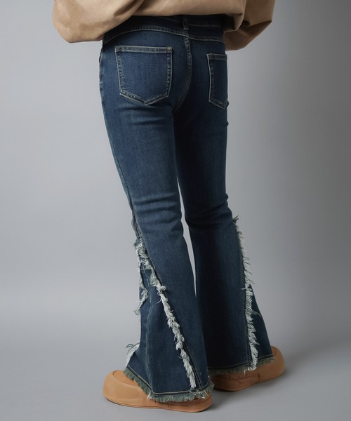 SPINNS(スピンズ)の「≪リバイバルギャルパンツ≫"美脚効果マシマシフリンジ"デニムフレアパンツ/3サイズ展開(デニムパンツ・レディース・ブルー/ブラック/ネイビー・XS/M/S)」の9枚目の写真