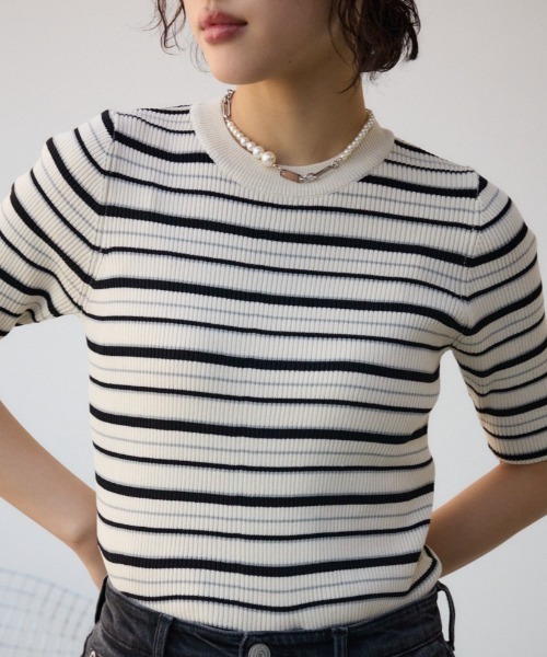 AZUL by moussy(アズールバイマウジー)の「ハーフスリーブクルーネックリブトップス(ニット/セーター・レディース・ホワイト系その他/ブラック系その他/アイボリー/グレー/ブラック/グリーン・SMALL/MEDIUM)」の3枚目の写真