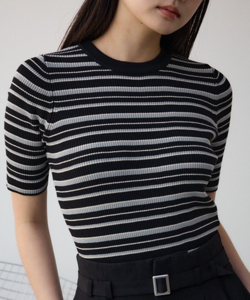 AZUL by moussy(アズールバイマウジー)の「ハーフスリーブクルーネックリブトップス(ニット/セーター・レディース・ホワイト系その他/ブラック系その他/アイボリー/グレー/ブラック/グリーン・SMALL/MEDIUM)」の5枚目の写真