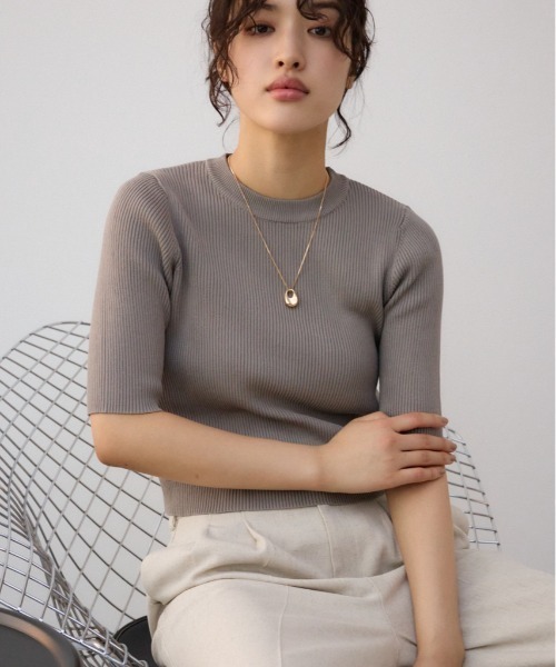 AZUL by moussy(アズールバイマウジー)の「ハーフスリーブクルーネックリブトップス(ニット/セーター・レディース・ホワイト系その他/ブラック系その他/アイボリー/グレー/ブラック/グリーン・SMALL/MEDIUM)」の6枚目の写真