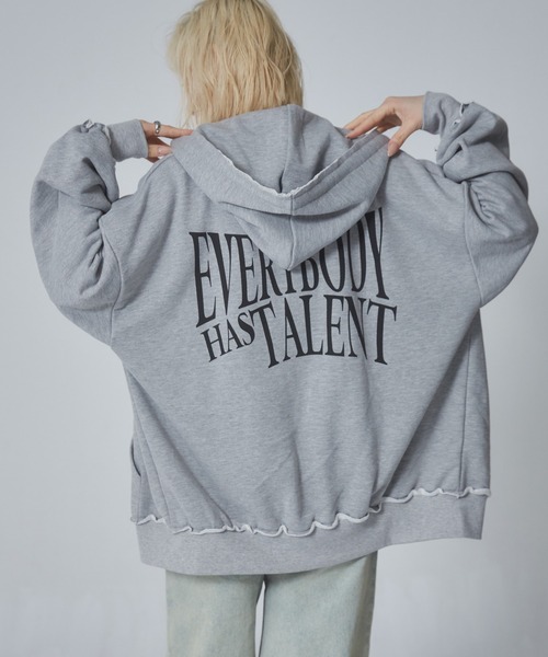 ENVYM（アンビー）の「カットオフバックロゴプリントビッグパーカー（パーカー・レディース・グレー/ホワイト/ブルー・FREE）」の2枚目の写真