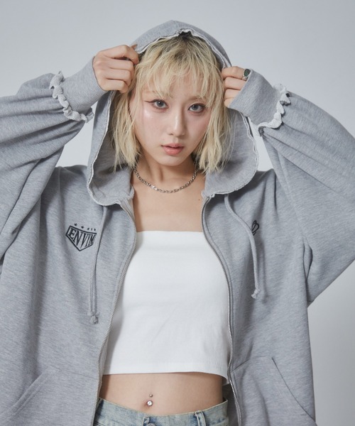 ENVYM（アンビー）の「カットオフバックロゴプリントビッグパーカー（パーカー・レディース・グレー/ホワイト/ブルー・FREE）」の14枚目の写真