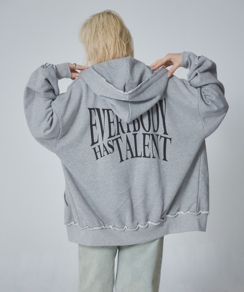 ENVYM（アンビー）の「カットオフバックロゴプリントビッグパーカー（パーカー・レディース・グレー/ホワイト/ブルー・FREE）」の17枚目の写真