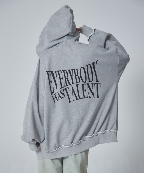 ENVYM（アンビー）の「カットオフバックロゴプリントビッグパーカー（パーカー・レディース・グレー/ホワイト/ブルー・FREE）」の18枚目の写真