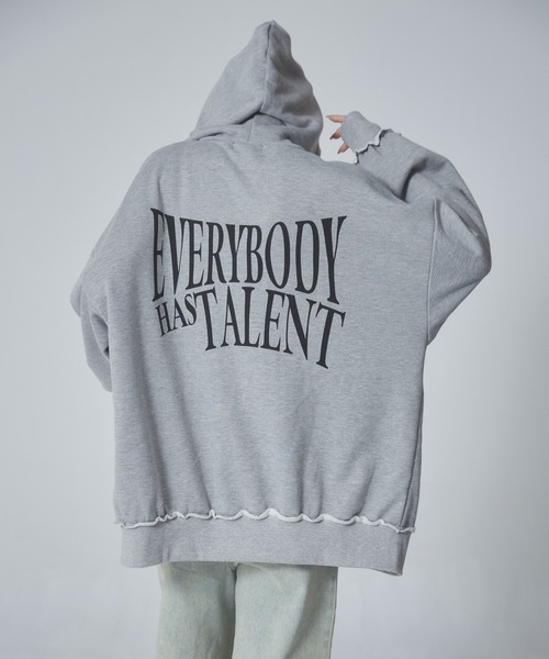 ENVYM（アンビー）の「カットオフバックロゴプリントビッグパーカー（パーカー・レディース・グレー/ホワイト/ブルー・FREE）」の19枚目の写真