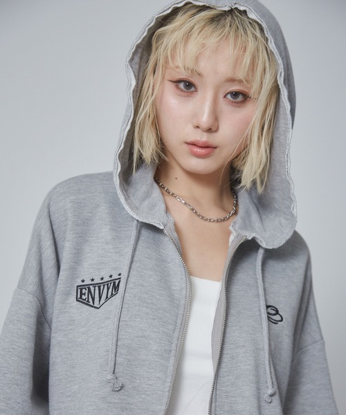 ENVYM（アンビー）の「カットオフバックロゴプリントビッグパーカー（パーカー・レディース・グレー/ホワイト/ブルー・FREE）」の15枚目の写真