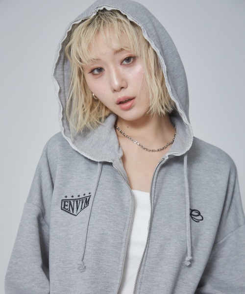 ENVYM（アンビー）の「カットオフバックロゴプリントビッグパーカー（パーカー・レディース・グレー/ホワイト/ブルー・FREE）」の16枚目の写真