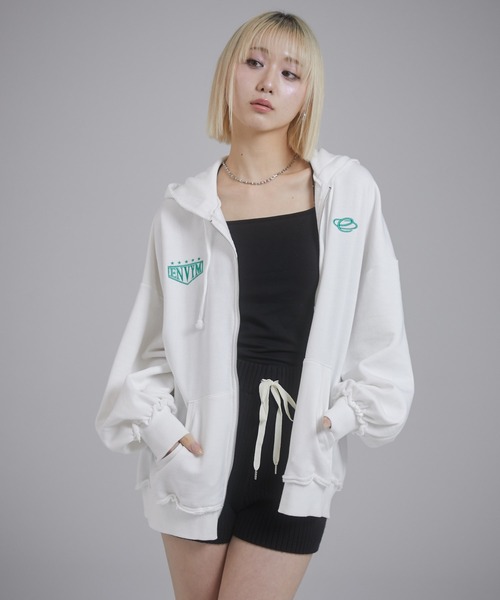 ENVYM（アンビー）の「カットオフバックロゴプリントビッグパーカー（パーカー・レディース・グレー/ホワイト/ブルー・FREE）」の4枚目の写真