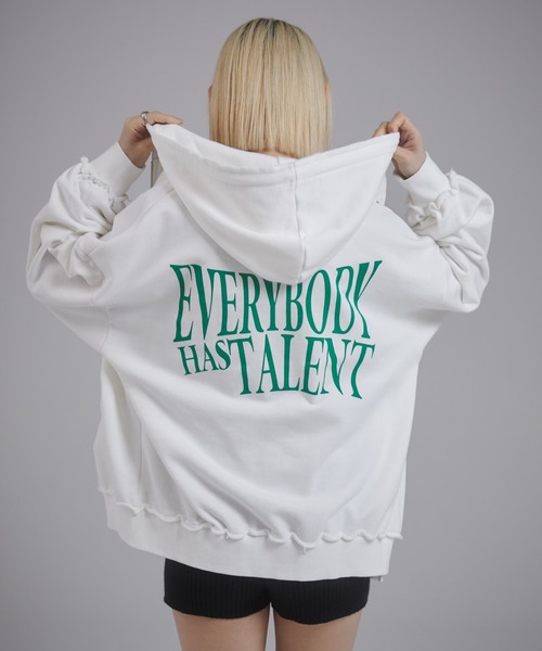 ENVYM（アンビー）の「カットオフバックロゴプリントビッグパーカー（パーカー・レディース・グレー/ホワイト/ブルー・FREE）」の9枚目の写真