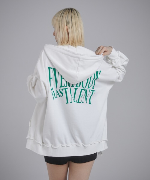 ENVYM（アンビー）の「カットオフバックロゴプリントビッグパーカー（パーカー・レディース・グレー/ホワイト/ブルー・FREE）」の10枚目の写真