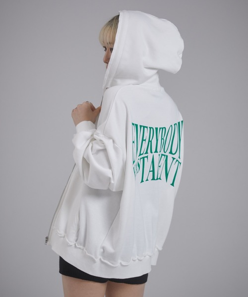 ENVYM（アンビー）の「カットオフバックロゴプリントビッグパーカー（パーカー・レディース・グレー/ホワイト/ブルー・FREE）」の11枚目の写真