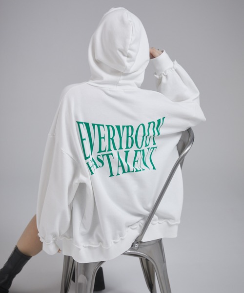 ENVYM（アンビー）の「カットオフバックロゴプリントビッグパーカー（パーカー・レディース・グレー/ホワイト/ブルー・FREE）」の8枚目の写真