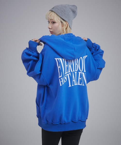 ENVYM（アンビー）の「カットオフバックロゴプリントビッグパーカー（パーカー・レディース・グレー/ホワイト/ブルー・FREE）」の20枚目の写真