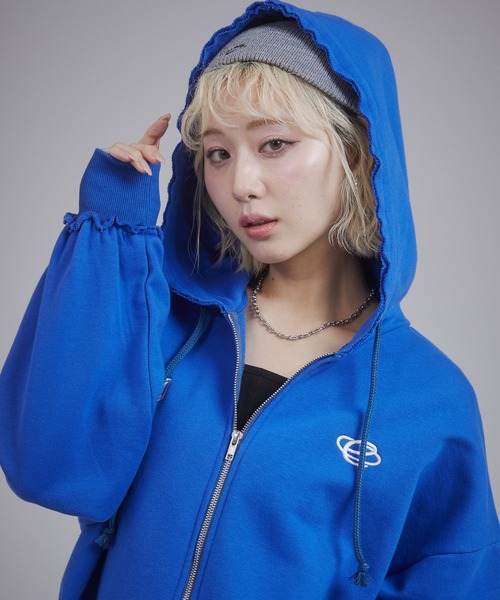 ENVYM（アンビー）の「カットオフバックロゴプリントビッグパーカー（パーカー・レディース・グレー/ホワイト/ブルー・FREE）」の22枚目の写真