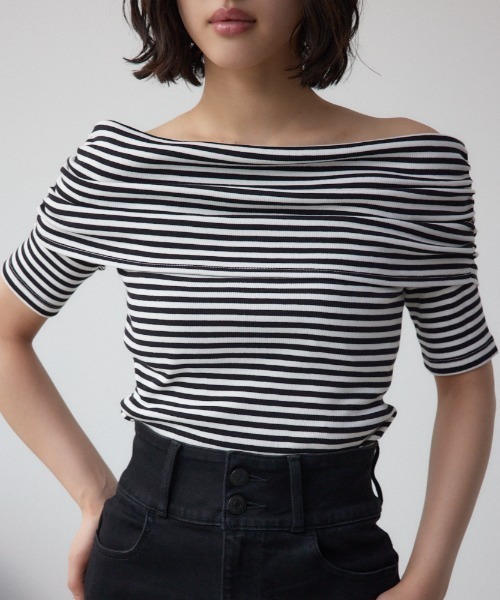 AZUL by moussy（アズールバイマウジー）の「オフショルダーリブトップス（Tシャツ/カットソー・レディース・オフホワイト/ホワイト系その他/ブラック/レッド・FREE）」の3枚目の写真