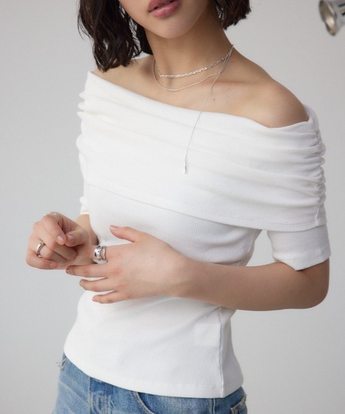 AZUL by moussy（アズールバイマウジー）の「オフショルダーリブトップス（Tシャツ/カットソー・レディース・オフホワイト/ホワイト系その他/ブラック/レッド・FREE）」の2枚目の写真