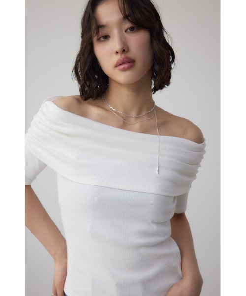AZUL by moussy（アズールバイマウジー）の「オフショルダーリブトップス（Tシャツ/カットソー・レディース・オフホワイト/ホワイト系その他/ブラック/レッド・FREE）」の5枚目の写真