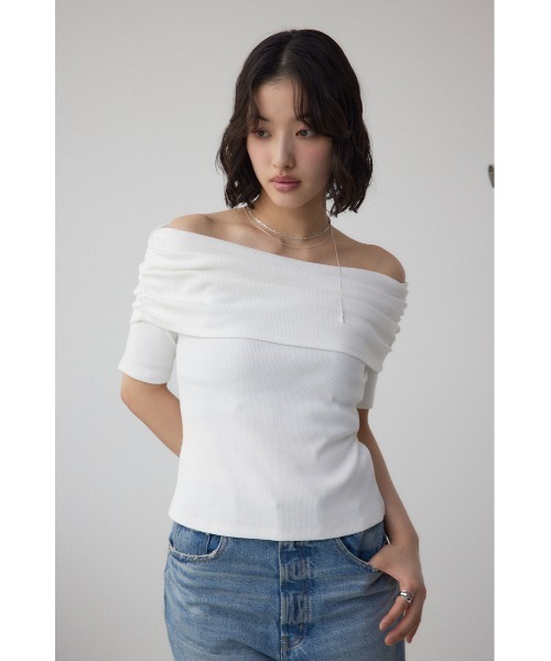 AZUL by moussy（アズールバイマウジー）の「オフショルダーリブトップス（Tシャツ/カットソー・レディース・オフホワイト/ホワイト系その他/ブラック/レッド・FREE）」の6枚目の写真